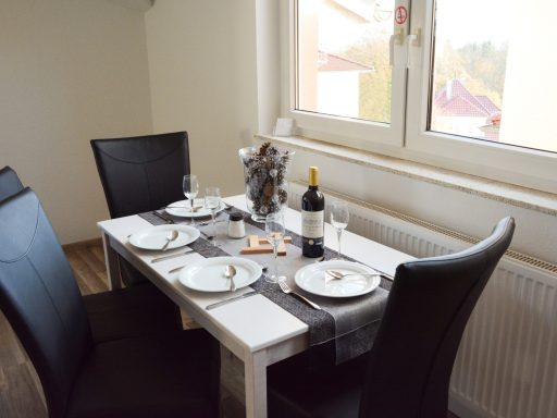 gemeinsames Essen zu viert am großen Esstisch