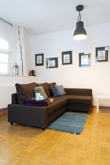 Sofa mit traditionellen Fasnachtsbildern