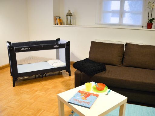 Wohnzimmer und Babybett