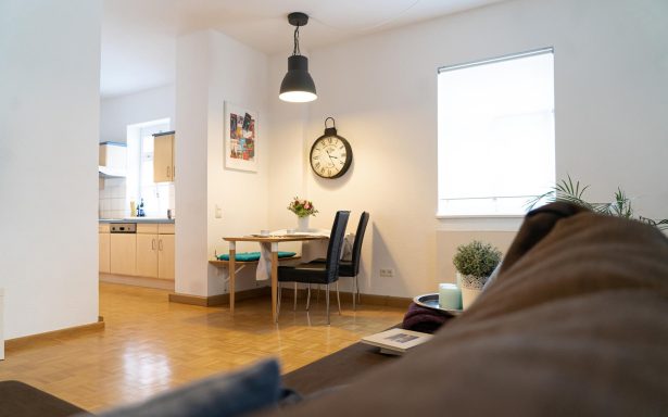 Lichtdurchflutetes Wohnzimmer, Esszimmer und Küche ohne Barrieren