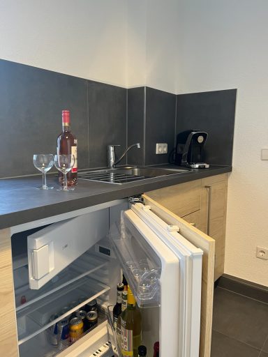 Küchenausstattung mit Kühlschrank, Gefrierfach, Spülbecken, Kaffeemaschine